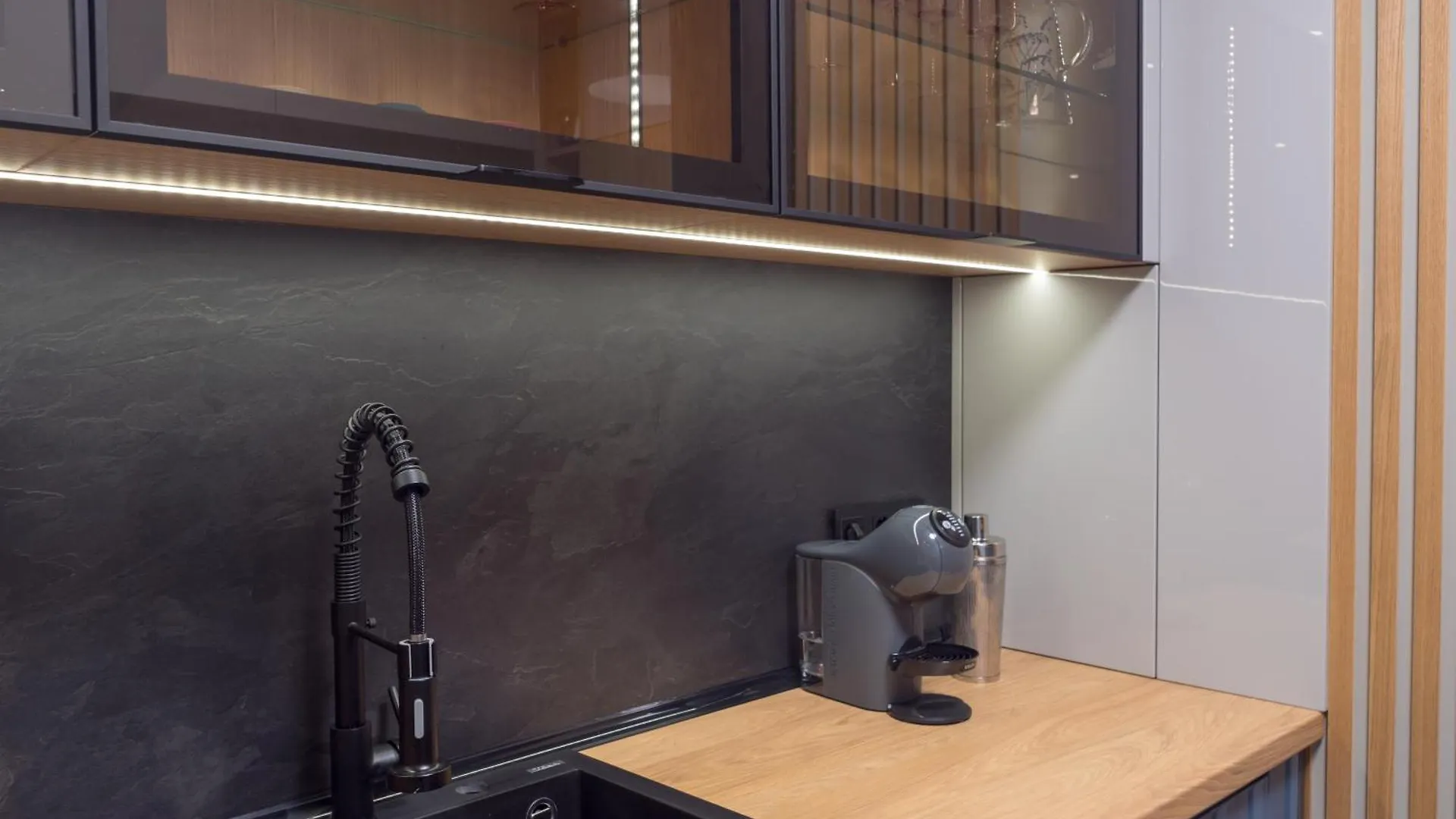 Blue Iris, 2Br, Workspace, Jacuzzi And Stunning Views Sofia 0*,  Bulgarije