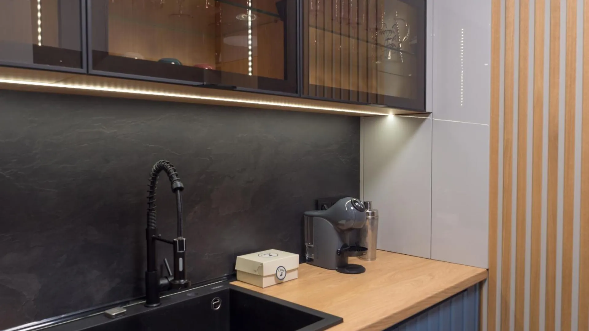 Blue Iris, 2Br, Workspace, Jacuzzi And Stunning Views Sofia Bulgarien